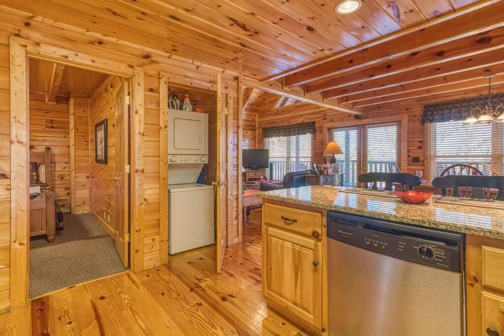 Solid Ground Lodge With Yard! 鸽子谷 外观 照片