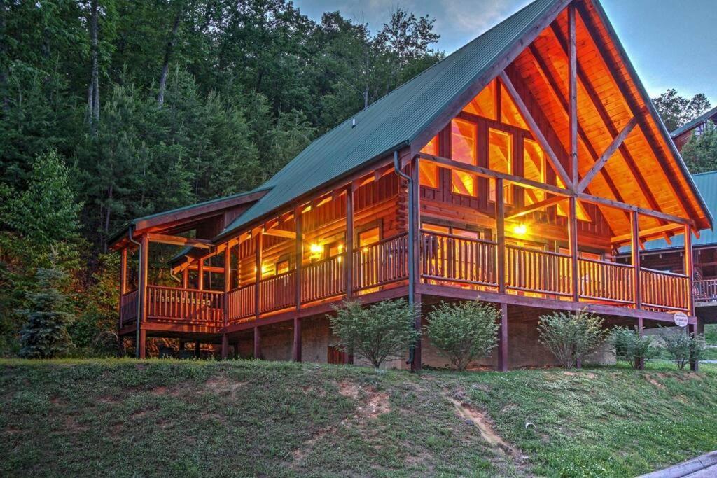 Solid Ground Lodge With Yard! 鸽子谷 外观 照片